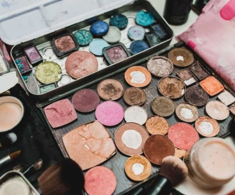 ขูดอายแชโดว์ลงถ้วย-อายแชโดว์-Eye-shadow