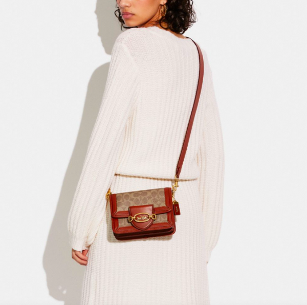 กระเป๋า Coach Hero Crossbody In Signature Canvas
